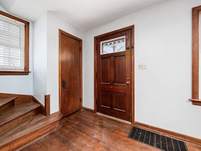 Building Photo - 495 Northview Dr