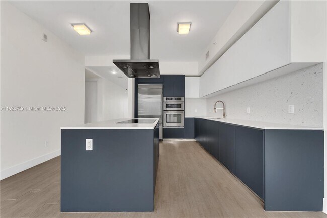 Building Photo - 1300 Brickell Bay Dr