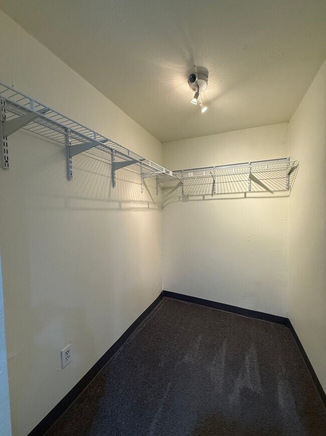 Building Photo - Updated 4BR / 2 Bath Home with off-street parking!