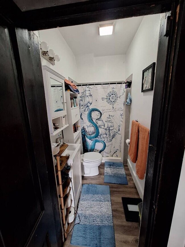 Building Photo - Cute 1 Bedroom 1 Bath Apartment On The Nor...
