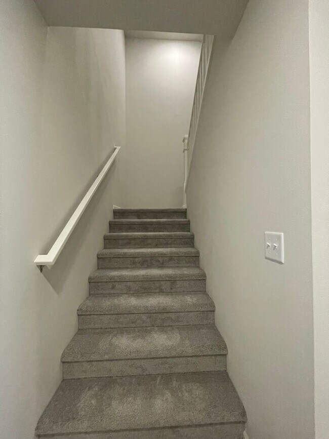 Building Photo - 4 bedrooms + BONUS ROOM And 2.5 baths Tumw...