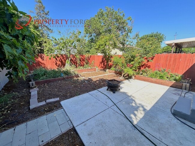 Building Photo - 2 Bedroom 1 Bath - Nicely Updated home wit...