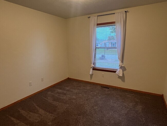 Building Photo - Orchard Crest Home with Willard Schools