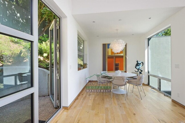 Building Photo - 19 Toyon Ln