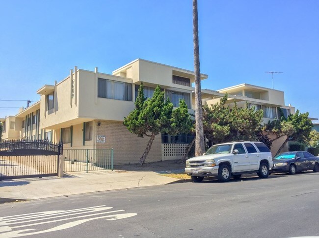 Building Photo - 1117 S Bronson Ave