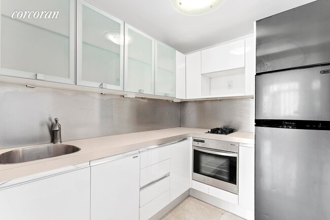Building Photo - 145 E 48th St