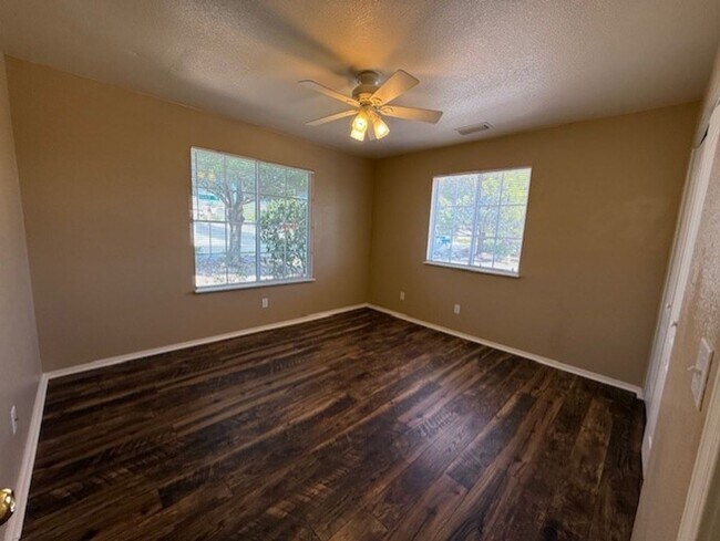 Building Photo - Occupied Do Not Disturb Tenant 3 Bedroom Plus Den & 2 Bath home Contact Property Pros Property Ma...