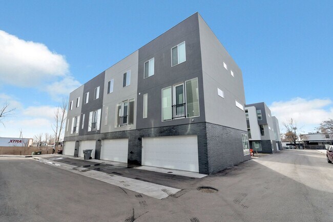 Building Photo - Beautiful 4 Bed - 3 Bath Townhome in Great Clearfield Location! Available on August 5th!