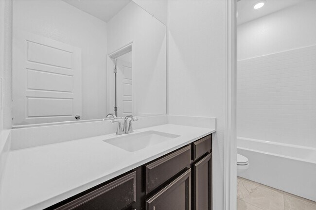 Building Photo - Iron Mountain Townhome with attached garage