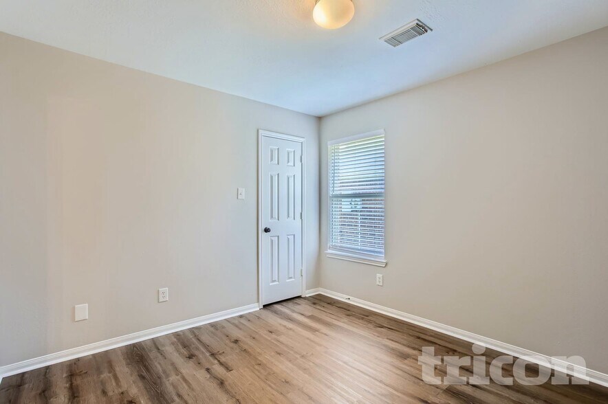 Building Photo - 814 Robins Way