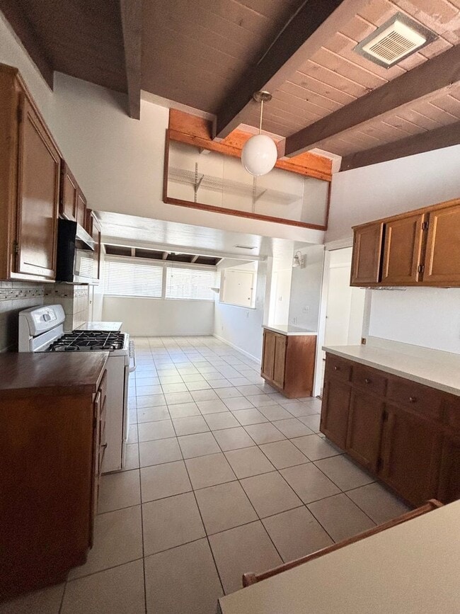 Building Photo - Lovely 3 Bedroom Home in Established Neigh...