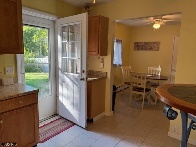 Building Photo - 12 Upper Lake Dr