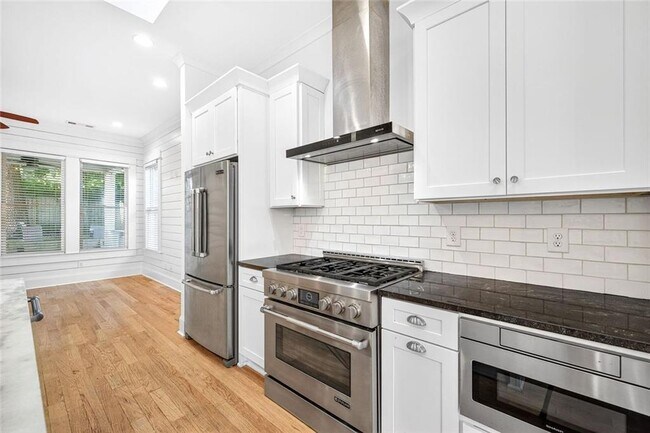 Building Photo - 523 Irwin St NE