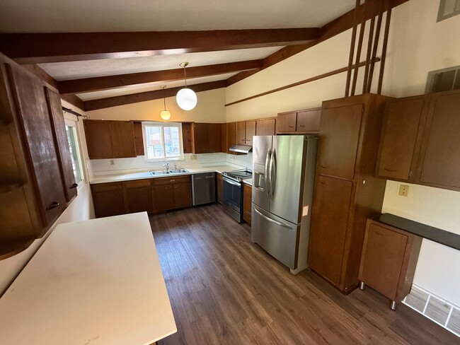 Building Photo - 3 bed 2 bath home for rent