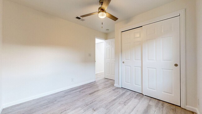Building Photo - Bright & Clean Single Level FIVE bedroom i...