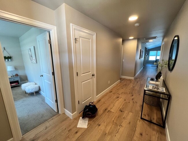 Building Photo - 1698 SW Black Butte Ct