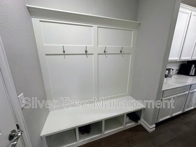 Building Photo - 1104 Pinnacle Ridge Rd