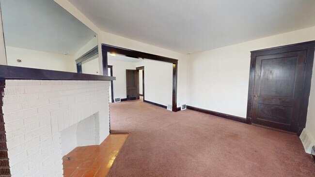 Building Photo - 2 bedroom/1 bath (upper unit)- 1ST MONTH FREE IF LEASE SIGNED BY 10/15