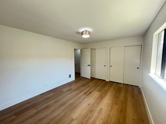 Building Photo - Newly renovated Townhome Grove Heights 1.5...