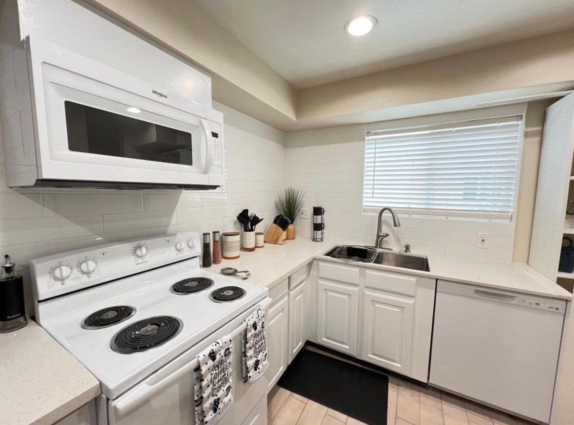 Building Photo - 7651 Reseda Blvd