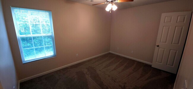 Building Photo - Great one level home close to shopping and highway