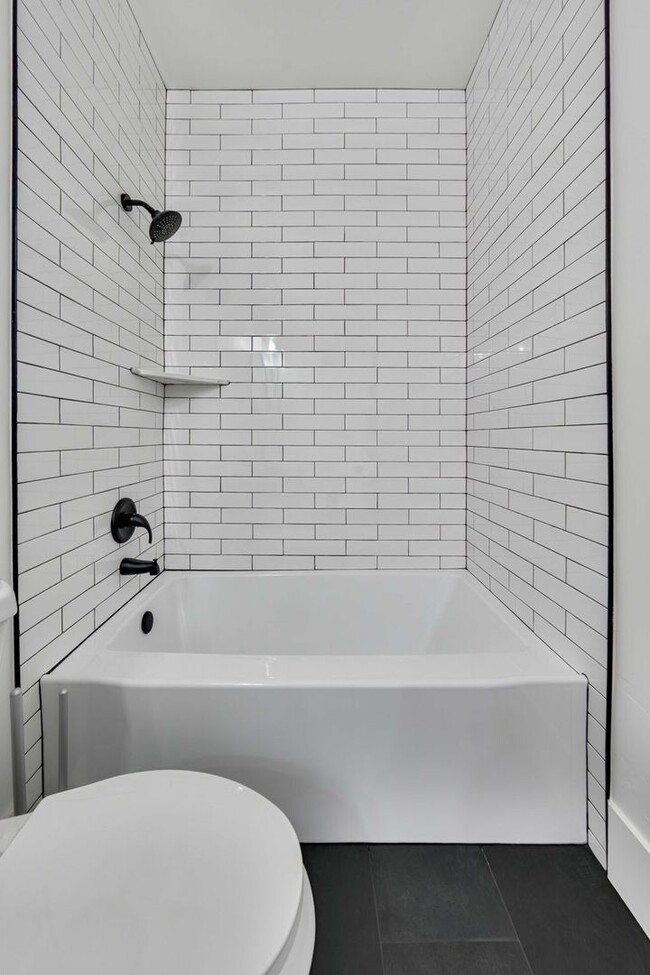 Building Photo - Fully Updated 2BR/2BA Victorian with Priva...