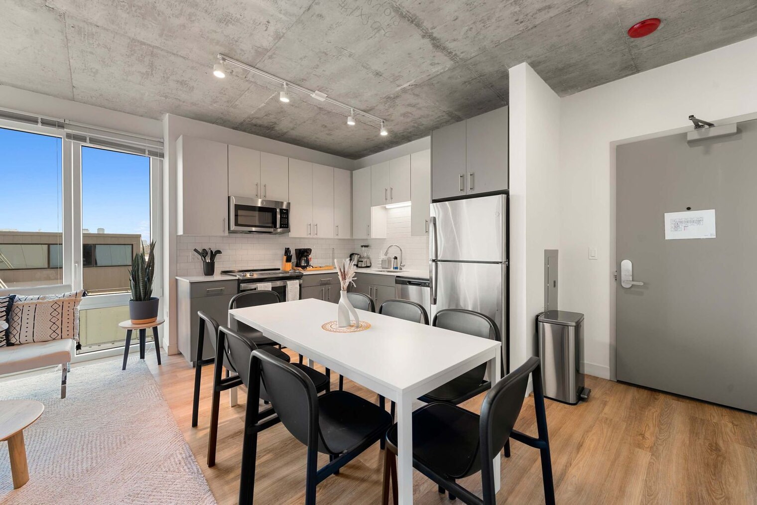 Building Photo - 853 W Blackhawk St