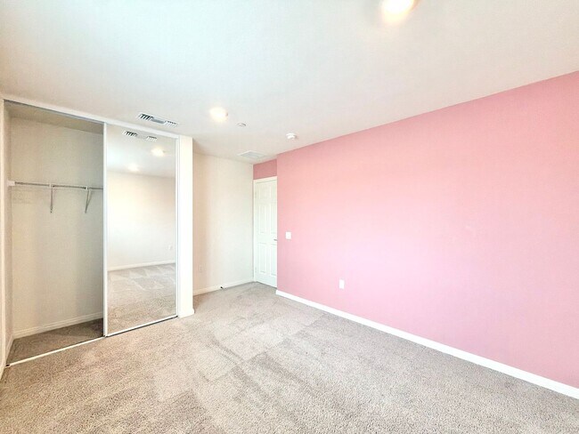 Building Photo - Move-In Ready 3 Bedroom 2.5 Bathroom Home with Loft, SOLAR & Modern Upgrades