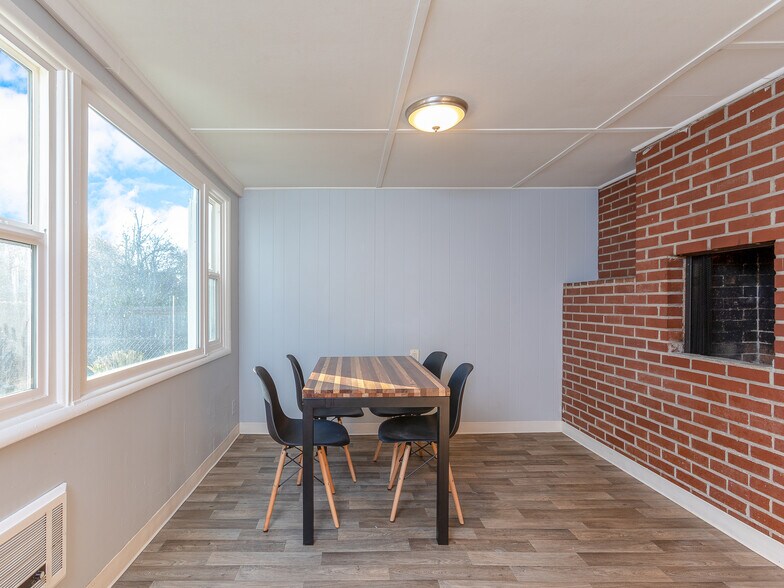 Building Photo - 540 SE 151st Ave