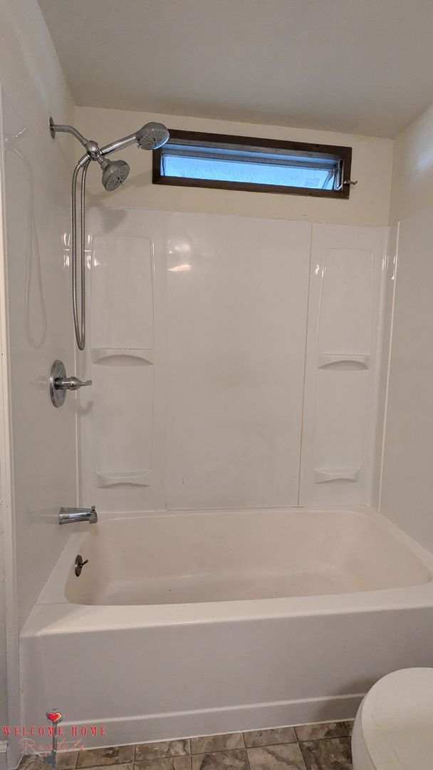 Building Photo - Huge fenced lot - bring your boat, trucks,...