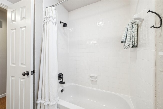 Building Photo - 2824 Meadow Brook Ct