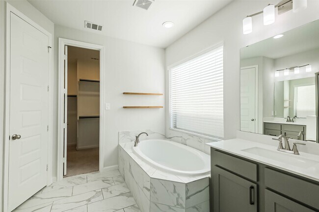 Building Photo - 8823 Morning Glow Dr