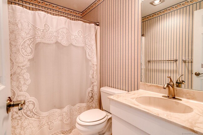 Building Photo - 592 Mountain Rd