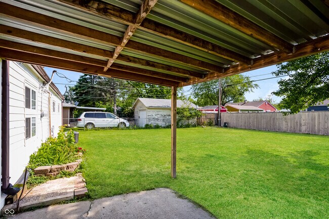 Building Photo - 4851 N Kenyon Dr