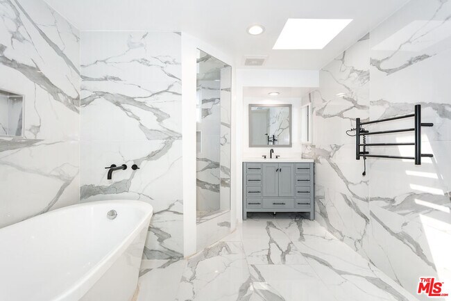 Building Photo - 16733 Oak View Dr