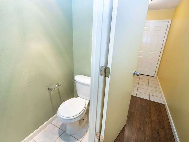 Building Photo - Bright & Spacious 2-Bedroom End Unit Townh...