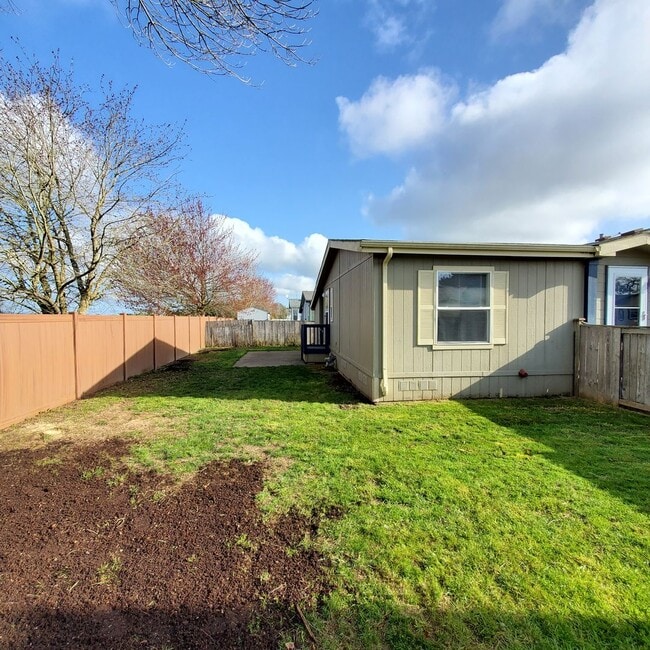 Building Photo - Pet Friendly 3 Bed : 2Bath Home w/ a Carport