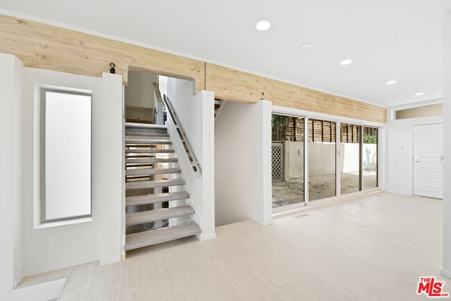 Building Photo - 1591 Lindacrest Dr