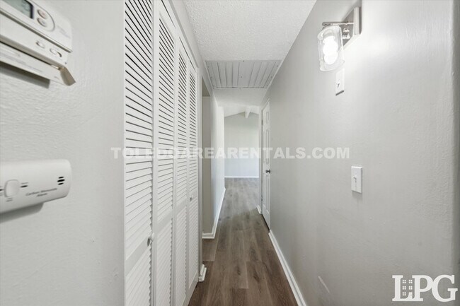 Building Photo - 804 Village Trail