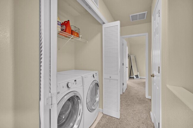 Building Photo - Immaculate 3 Bedroom Townhome Near Downtown COS