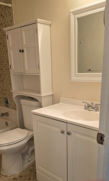 Guest Bath Tub & Shower - 10425 SW 112th Ave