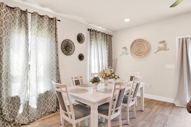 Building Photo - 3 Bedroom Townhouse in Bellview