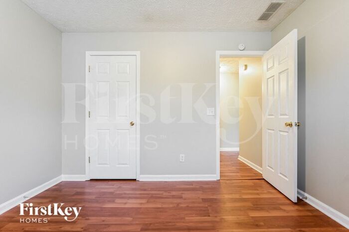 Building Photo - 80 Pebble Ln