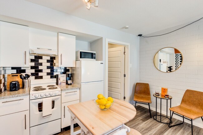 Building Photo - Charming Studio Oasis in the Heart of Temp...