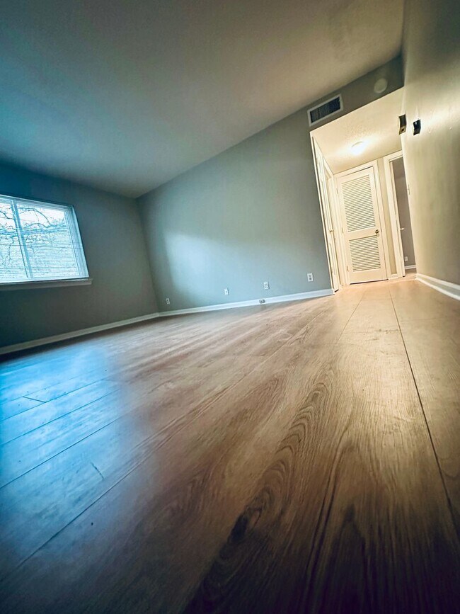 Building Photo - 3340 Pinewood Ave