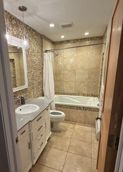 Building Photo - 5627 Green Circle Dr