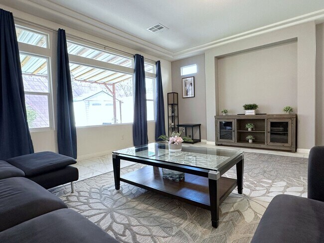 Building Photo - 4Bdrm/2.5bath Single Family Home - Fully Furnished