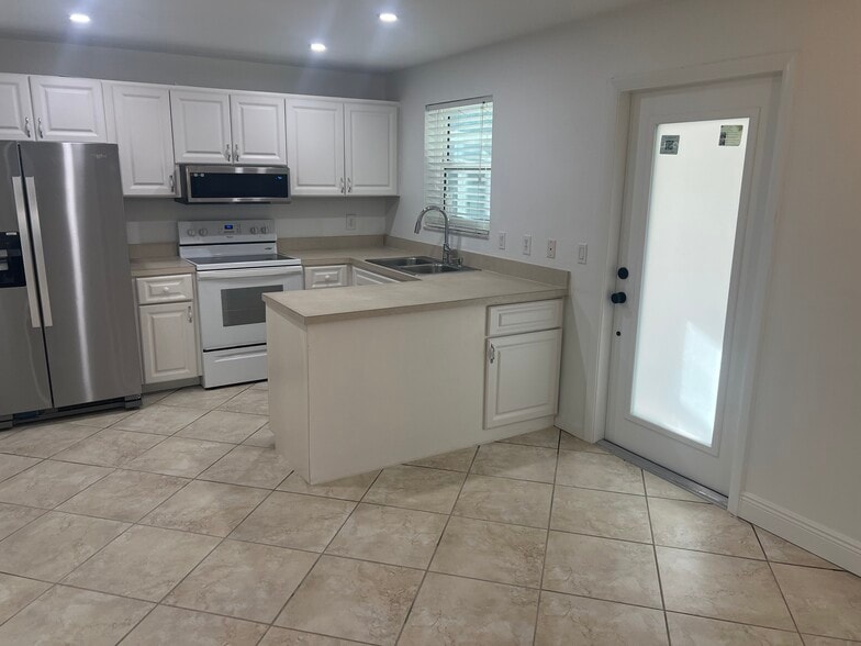 Kitchen and entry door - 1964 Alamanda Dr