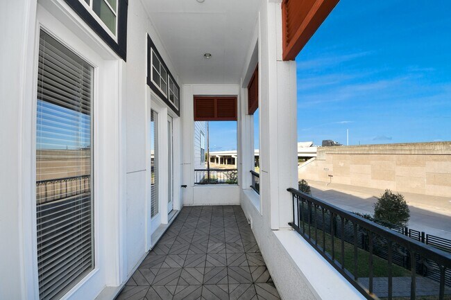 Building Photo - 826 Cage St