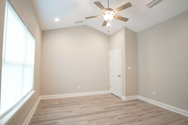 Building Photo - Gulf Breeze 3BR/2BA Townhome – Vaulted Cei...